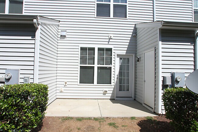 Building Photo - Beautiful Two Bedroom Townhome in Convenie...
