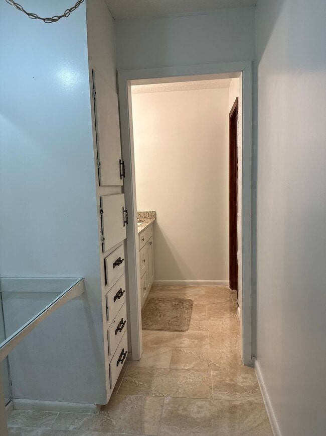 Building Photo - 6 BR 3 BA House in Colonial Hill Community