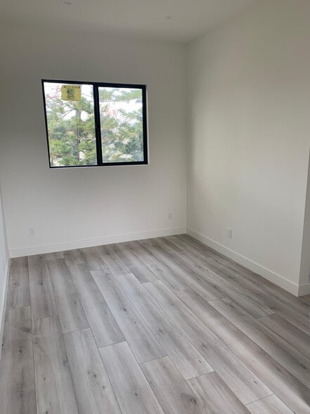 Den/office space - 20344 Lorne St