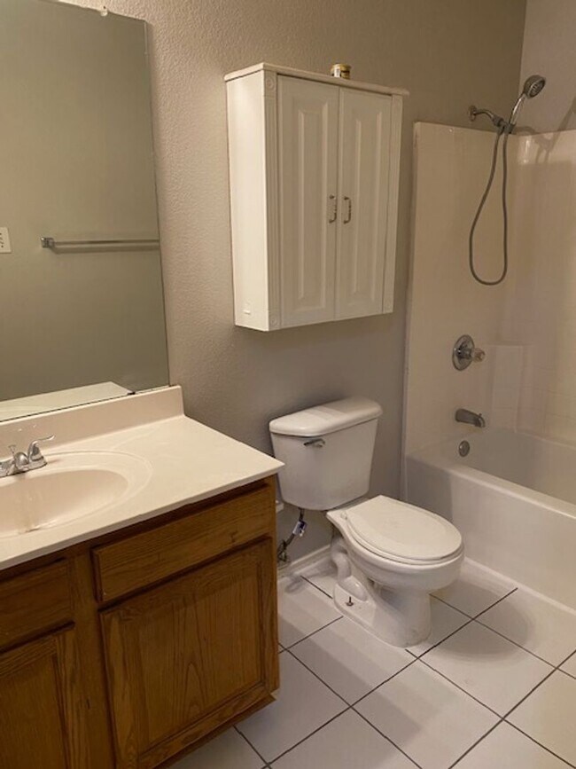 Building Photo - Open-Concept Living with Style, Space & Location