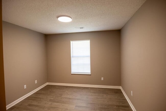 Building Photo - 130 Hawthorne Oaks Way