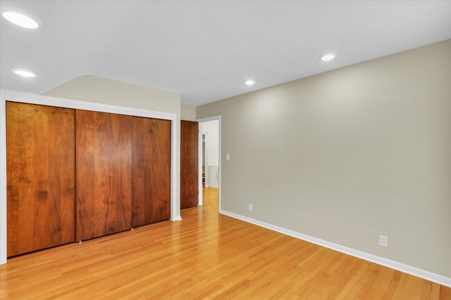 Building Photo - 1803 Golfview Dr