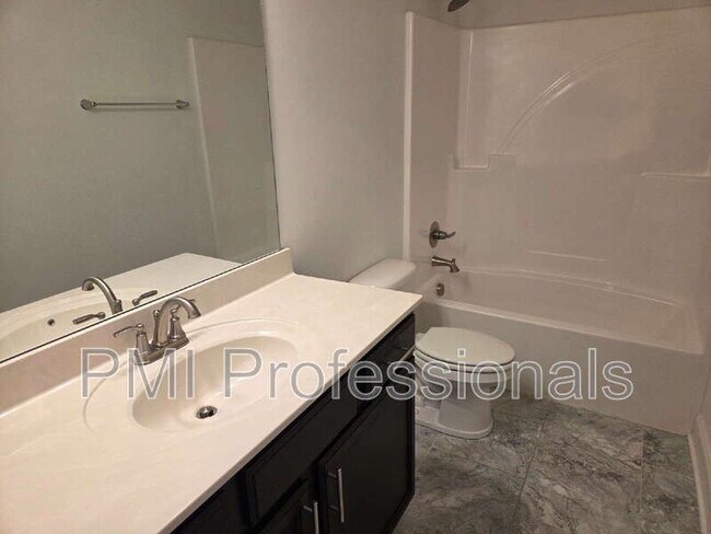 Building Photo - 923 SE Broad St