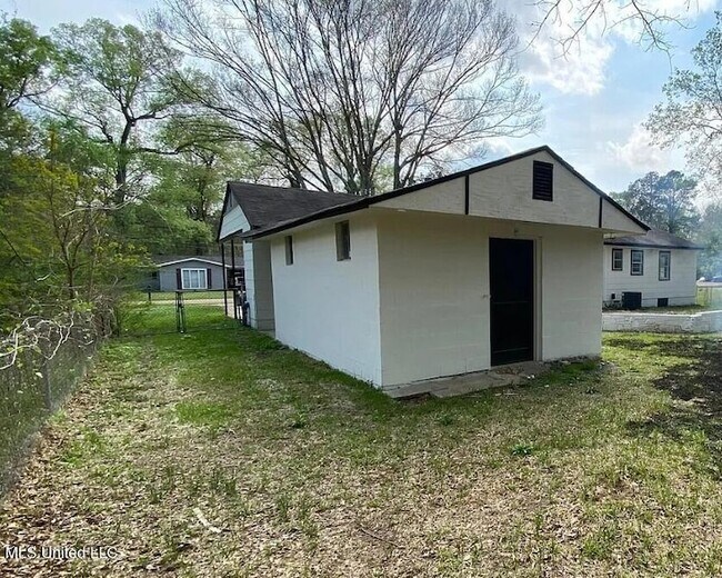 Building Photo - 160 Wildwood Cir