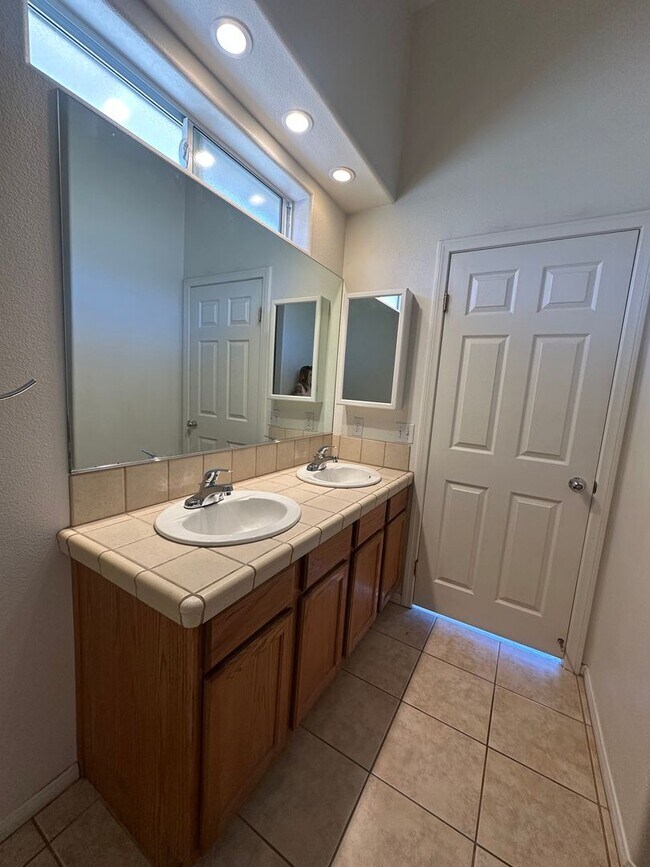Building Photo - 4 bedrooms close to Joshua Tree National P...