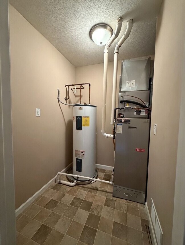 Building Photo - Rare 4 Bedroom End Unit Townhome in The Beautiful Stonemill Farms of Woodbury