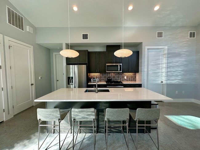 Building Photo - 5008 Lott Ave