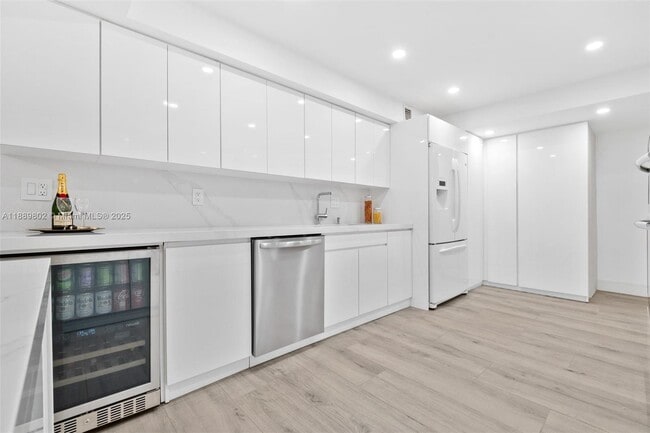 Building Photo - 1121 Crandon Blvd