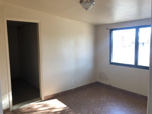 Building Photo - 5526 S 13th Ave