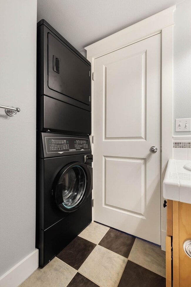 Building Photo - 1621 E Fir St