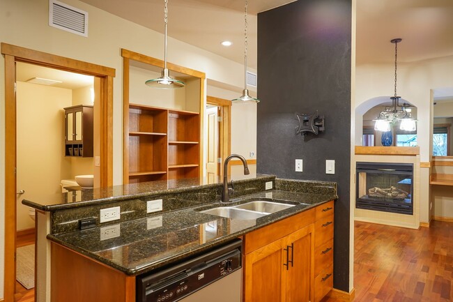 Building Photo - Executive Townhome - Walking distance to C...