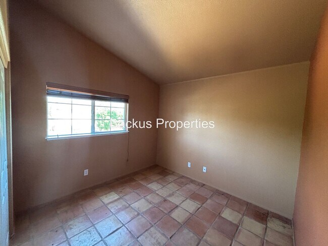 Building Photo - Wonderful two-level home in Creekbridge area