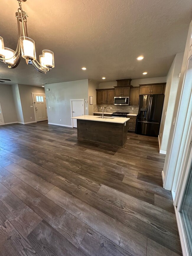Building Photo - Modern Townhome Near Eagle Greenbelt..3-be...