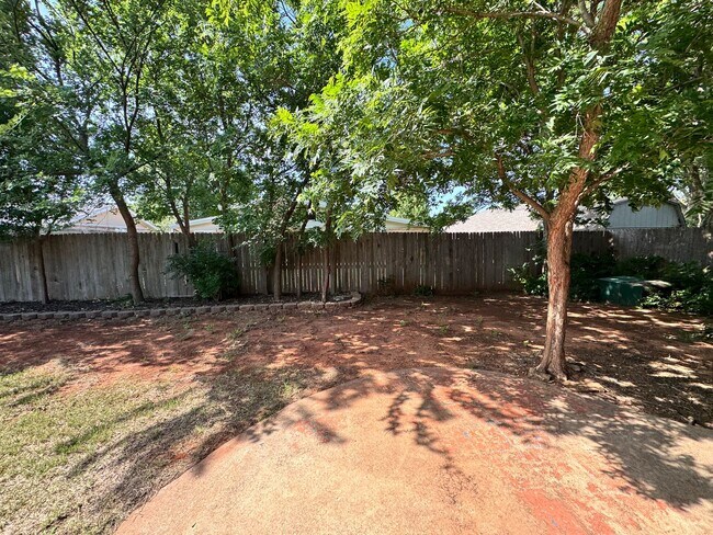 Building Photo - Charming and spacious with thoughtful updates! This 3 bed 2 bath feels new and trendy, schedule y...