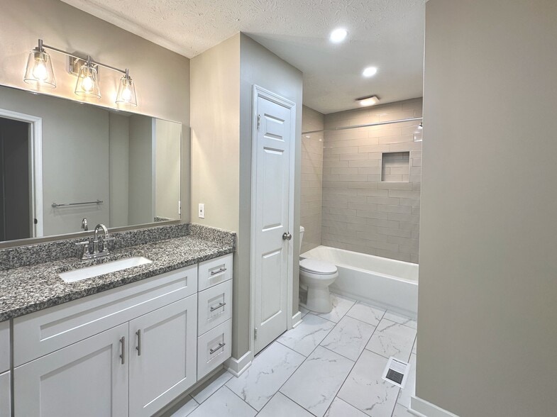 Building Photo - 4930 Farmstead Ct NE