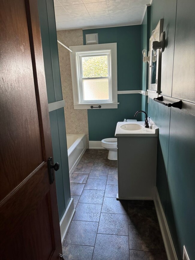 Building Photo - Beautiful, Meticulously Maintained Home in Perrysburg