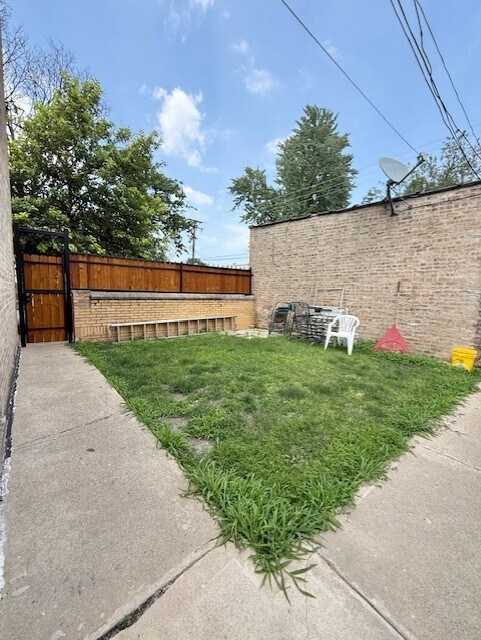 Building Photo - 3757 W Le Moyne St