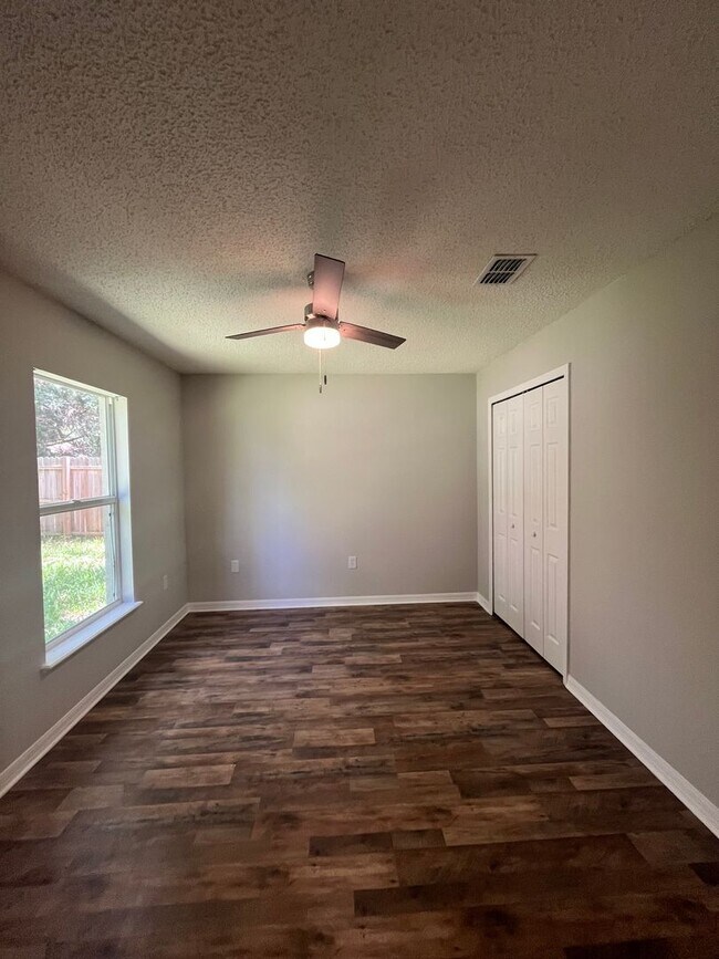 Building Photo - Spacious 4 Bedroom Home in Pine Grove!