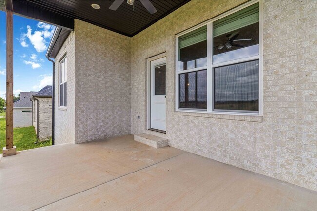 Building Photo - 930 Trestle Ln