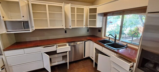 Extra large kitchen, freshly painted cabinets - 5966 Quiet Slope Dr
