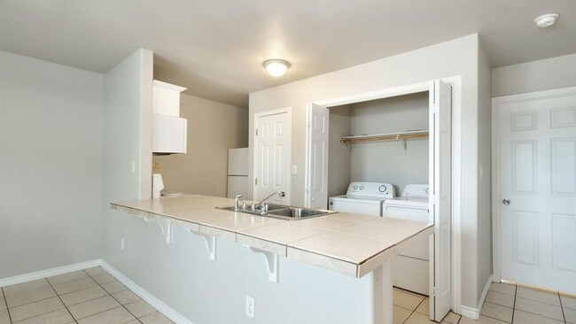 Building Photo - 107 Castleberry Ct