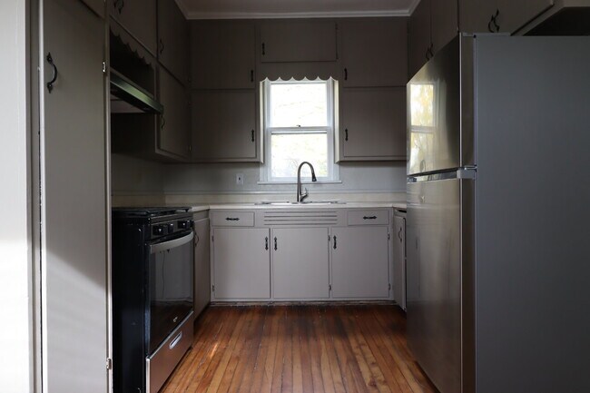 Building Photo - Large Updated 4 Bedroom Single Family Home