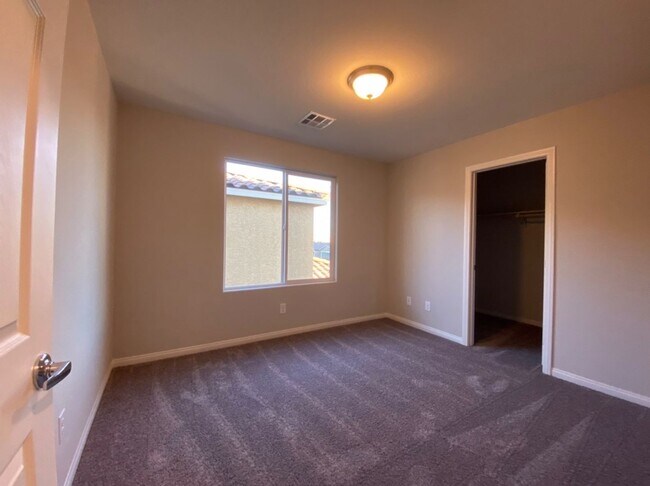 Building Photo - 4 BED 2.5 BATH 2 CAR GARAGE,  LARGE CORNER...