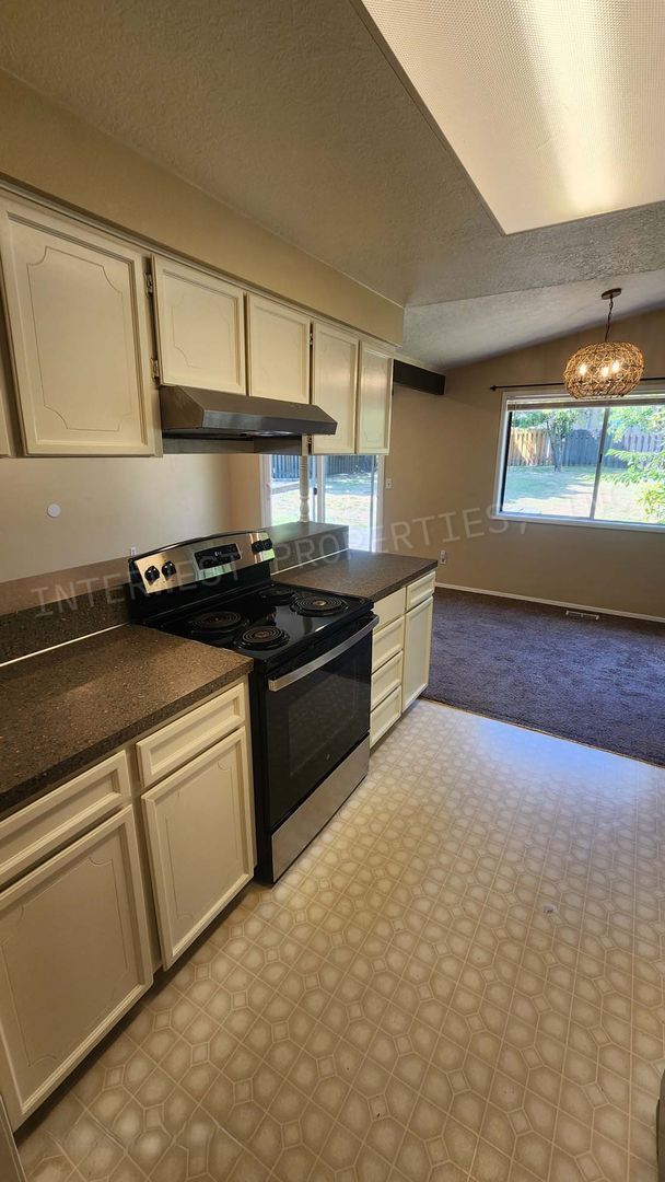 Building Photo - 3 bd 2 ba Ranch Style Beaverton Home with W/D in Unit, 2 Car Garage and Large Fenced Yard!