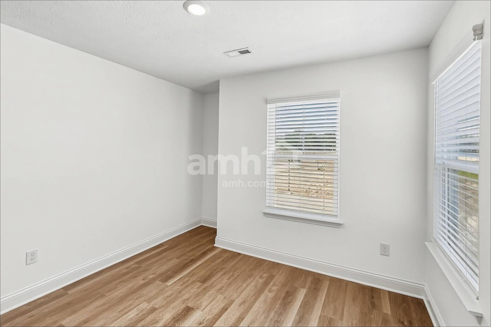 Building Photo - 27 Shady Elm Ln