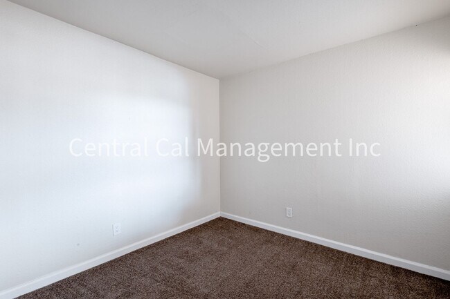 Building Photo - 813 Karma Ct