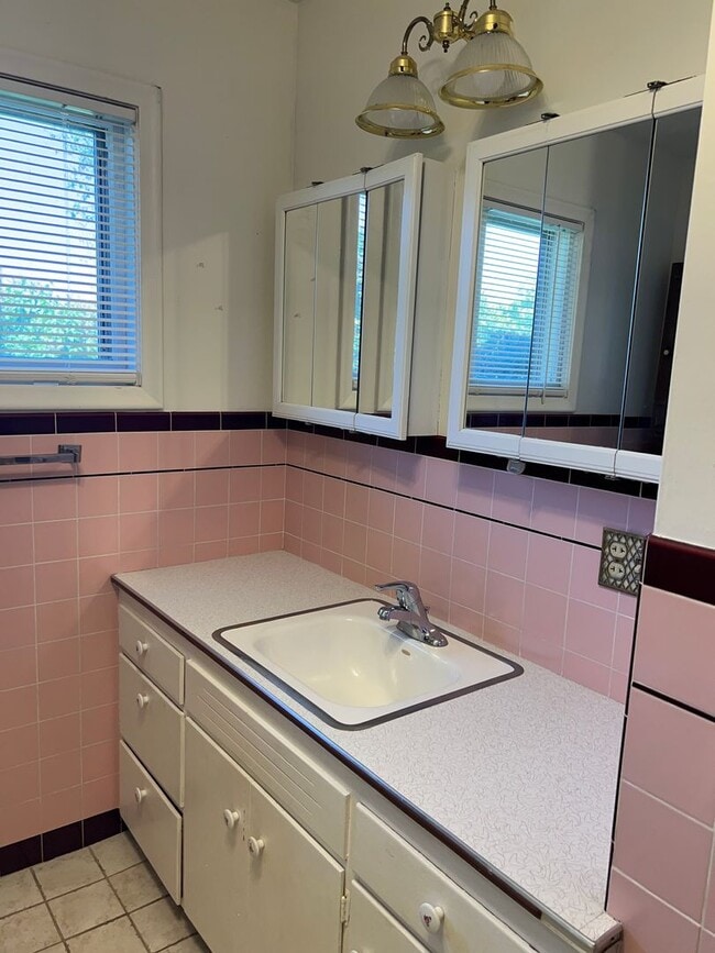 Building Photo - Charming 4-Bed, 1.5-Bath Home on the Outsk...