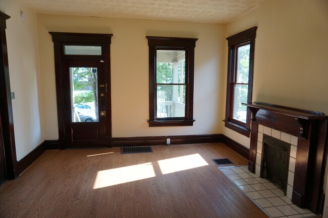 Building Photo - 290 E 15th Ave