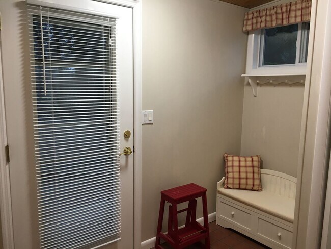 Building Photo - Beautiful 3 Bedroom House Behind Midtown