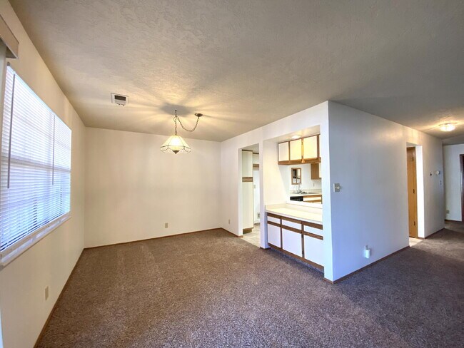 Building Photo - 1BR/1Bath Condo w/Single Car Garage