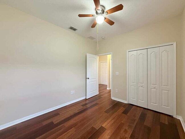 Building Photo - 930 Meadow Glade Dr