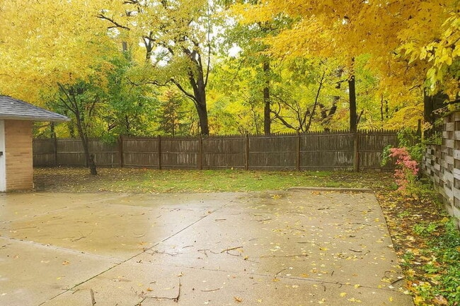 Building Photo - 345 Royal Oak Blvd