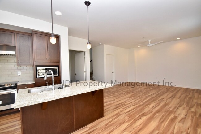 Building Photo - Spectacular 2 Bedroom townhouse apartment.