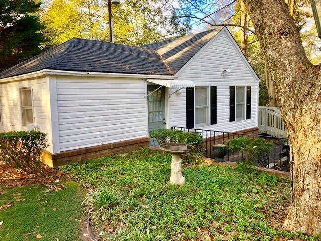 Primary Photo - Renovated 1 Bd/ 1 Ba Cottage w/ Loft Walki...