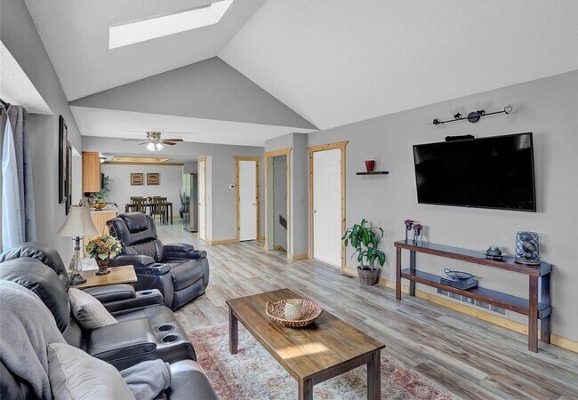 Building Photo - 4 Bed 4 Bath Home in District 20!!!