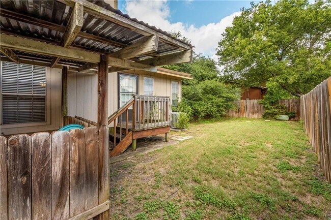 Building Photo - 8806 Piney Point Dr