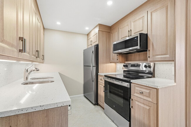 Building Photo - 4067 Yarmouth E