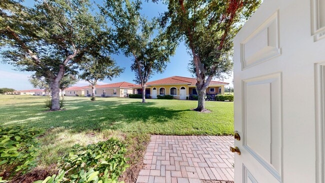 Building Photo - Charming 2Bed/ 2Bath in Poinciana Tuscany ...