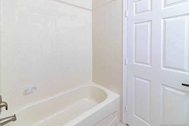 Building Photo - 356 SE Bloxham Way