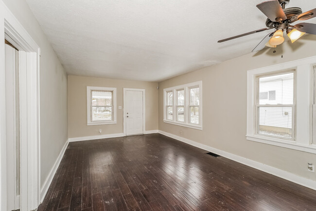 Building Photo - 632 E Smith Rd