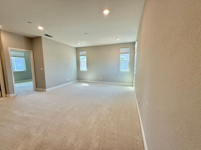 Building Photo - 1561 Osborn Dr