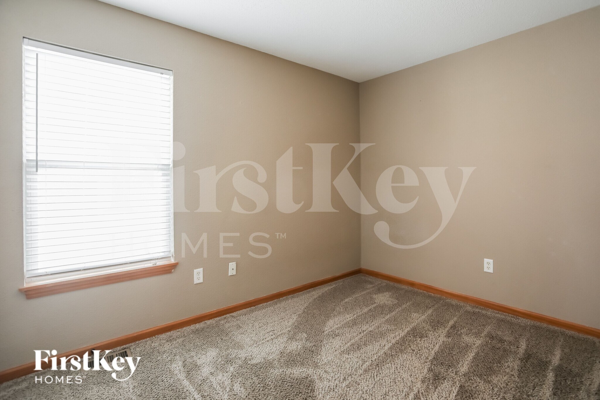 Building Photo - 316 NE Coldwater Creek Dr