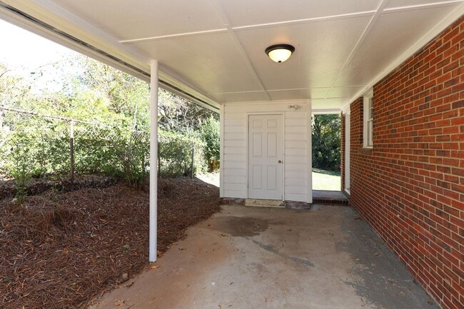Building Photo - Newly renovated Ranch style 3 bedroom 1 ba...