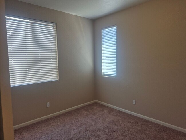 Building Photo - Adorable 3 bedroom 2.5 bath