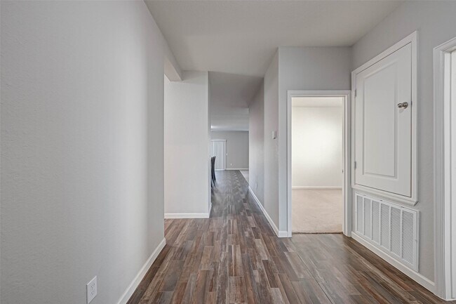 Building Photo - 10133 Pappas Dr
