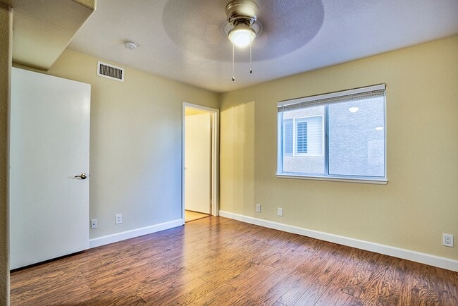 Building Photo - Fantastic 3 bed condo